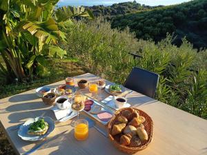 a table with food and drinks and a basket of bread at La única in Coín