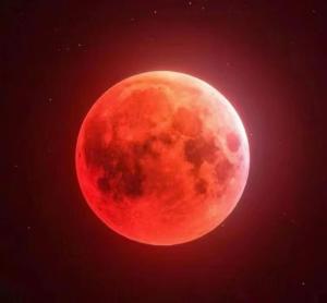 Une lune rouge apparaît dans le ciel dans l'établissement 小太阳民宿, à Bangkok