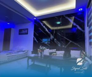 een woonkamer met een bank en een tafel bij RXS SkyPod #3 Suite Condotel - Roxas City in Roxas City +3 foto's