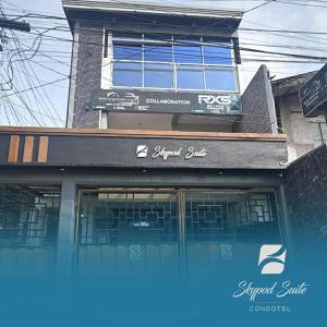 een winkelpui met een uithangbord voor een winkel in de straat bij RXS SkyPod #3 Suite Condotel - Roxas City in Roxas City