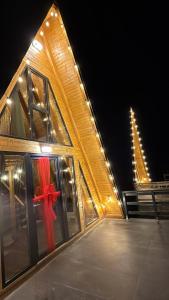 een gebouw met een rode strik in het raam bij Dominic A Frame in Fundata