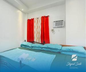 En eller flere senge i et værelse på Sky-POD Unit#2 Hotel inspired Suite in Roxas City + 2 billeder