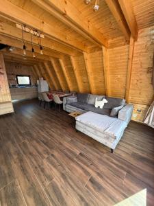 een woonkamer met een bank en een tafel bij Dominic A Frame in Fundata