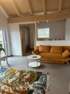 un salon avec un canapé et une table dans l'établissement Seerestaurant & Suiten Hayat, à Steindorf am Ossiacher See
