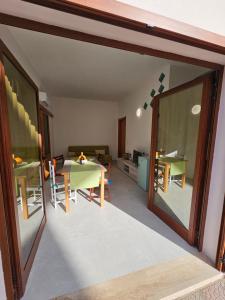 Khu vực ghế ngồi tại Sardina Holiday Gaudì