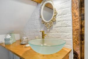 a bathroom with a bowl sink and a mirror at 3 Bed in Awre oc-s34503 in Awre +28 photos