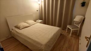 En eller flere senge i et værelse på Cosy Place, Private Parking, 26 min to Paris