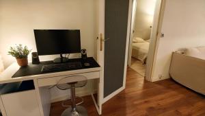 Et tv og/eller underholdning på Cosy Place, Private Parking, 26 min to Paris