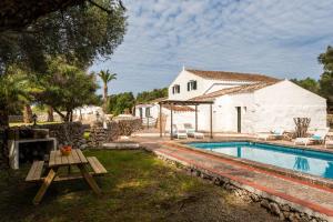 una villa con piscina e una casa di Finca Biniparrell Vell a Sant Lluís