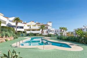 Bazén v ubytování Riviera del Sol Calahonda Apartment nebo v jeho okolí