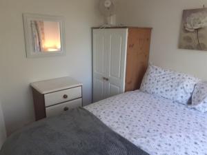 Postel nebo postele na pokoji v ubytování Cosy Cornish Family Getaway