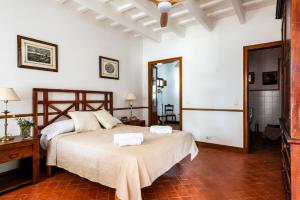 una camera da letto con un letto con due asciugamani sopra di Finca Biniparrell Vell a Sant Lluís Altre 45 foto