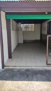 een toegang tot een gebouw met een tegelvloer bij Casa quadra mar in Arroio do Silva +7 foto's