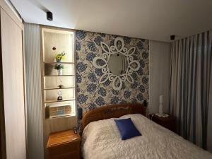 una camera da letto con un letto e uno specchio sul muro di MetroSuite a Casablanca