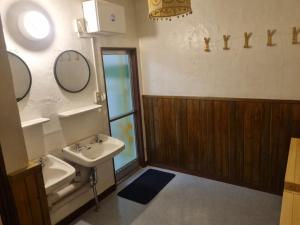 a bathroom with a sink and a mirror at Nona Madarao in Madarao Kogen