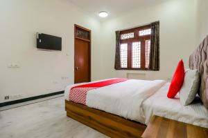 TV a/nebo společenská místnost v ubytování Hotel O Pratham Inn