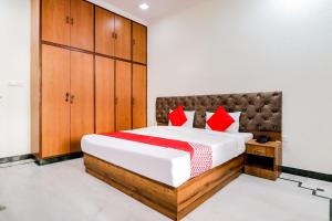 Postel nebo postele na pokoji v ubytování Hotel O Pratham Inn