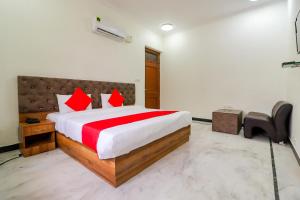 Postel nebo postele na pokoji v ubytování Hotel O Pratham Inn + 26 fotografií