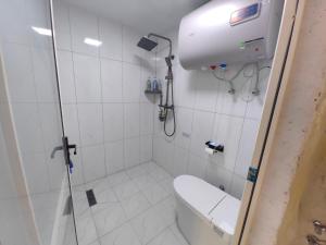 a small bathroom with a toilet and a shower at Xinchen B&B in Ge Dao