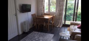 TV a/nebo společenská místnost v ubytování Cosy Cornish Family Getaway