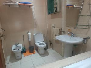 un bagno con un water e un lavandino di Beautiful Apartment Hamria a Meknès Altre 14 foto