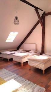 Camera mansardata con 4 letti e finestra. di Bahnhofstrasse a Klagenfurt