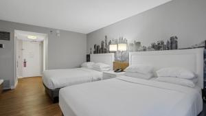 Postel nebo postele na pokoji v ubytování 714 Double Queen Near MetLife & American Dream