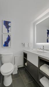 Koupelna v ubytování 714 Double Queen Near MetLife & American Dream + 13 fotografií