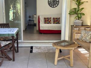 een woonkamer met een bank en een tafel bij Ti Kaz Lol in Saint-Paul +10 foto's