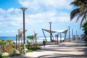 een wandelpad langs het strand met palmbomen bij Ti Kaz Lol in Saint-Paul
