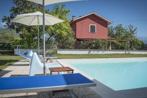 Bazén v ubytování B&B Colle Cucchiara nebo v jeho okolí