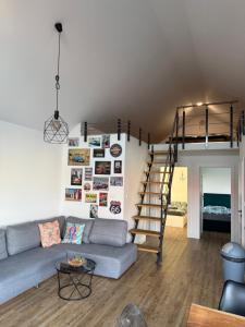 - un salon avec un canapé et une mezzanine dans l'établissement BananaHouse, à Kruszwin