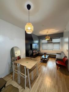 Et opholdsområde på Holland Park Condominium + 24 billeder