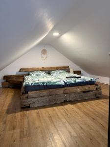 une chambre avec un lit en rondins dans l'établissement BananaHouse, à Kruszwin 46 autres photos