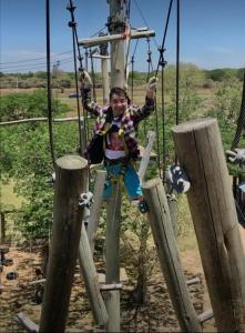 een man en een kind op een schommel bij caraya ecoparque in Corrientes