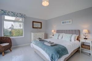 En eller flere senge i et værelse på Sunny View by Winterton Cottages