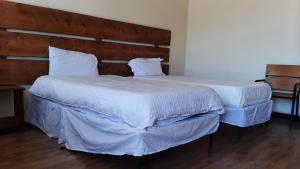 una camera da letto con due letti con lenzuola bianche di Sorba Lodge Lalibela a Lalībela Altre 8 foto