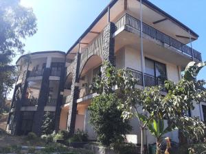un edificio con balconi sui lati di Sorba Lodge Lalibela a Lalībela
