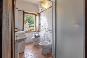 ein Badezimmer mit zwei Toiletten und einem Waschbecken in der Unterkunft le stanze della Terrazza sul Borgo in Castel del Piano + 62 Fotos