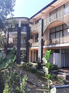 un condominio con balconi e cortile di Sorba Lodge Lalibela a Lalībela