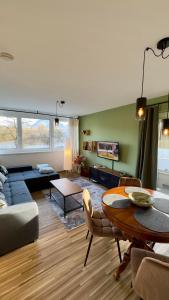 un soggiorno con un tavolo e un divano di SCHILLING stay&more a Wörgl