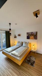 una camera da letto con un letto grande in una stanza di SCHILLING stay&more a Wörgl