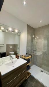 un bagno con lavandino, doccia e vasca di SCHILLING stay&more a Wörgl