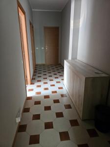 een lege hal met een kamer met een vloer bij Appartamento vicino lo stadio con garage in Piacenza