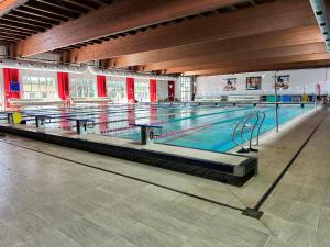 una grande piscina con tavoli al centro di Residence Roman a Pomezia