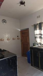 een keuken met een spoelbak en een aanrechtblad bij Seven Palms Executive Lodge in Ndola +34 foto's