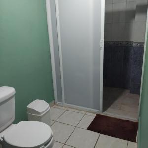 un bagno con wc e doccia di Hotel Santa Lucia a Jalpan de Serra Altre 5 foto