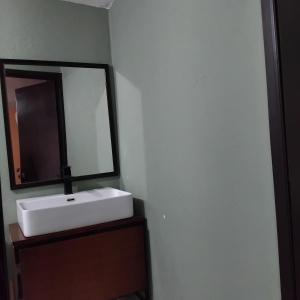 un bagno con un lavandino bianco e uno specchio di Hotel Santa Lucia a Jalpan de Serra