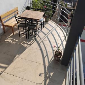 un patio con tavolo e sedie su un balcone di Hotel Santa Lucia a Jalpan de Serra