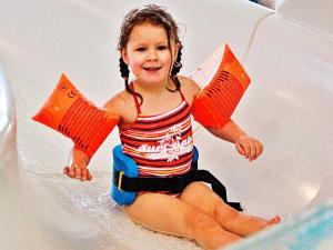 een klein meisje in een badkuip een boek aan het lezen bij 8 person holiday home in Ringkøbing-By Traum in Ringkøbing